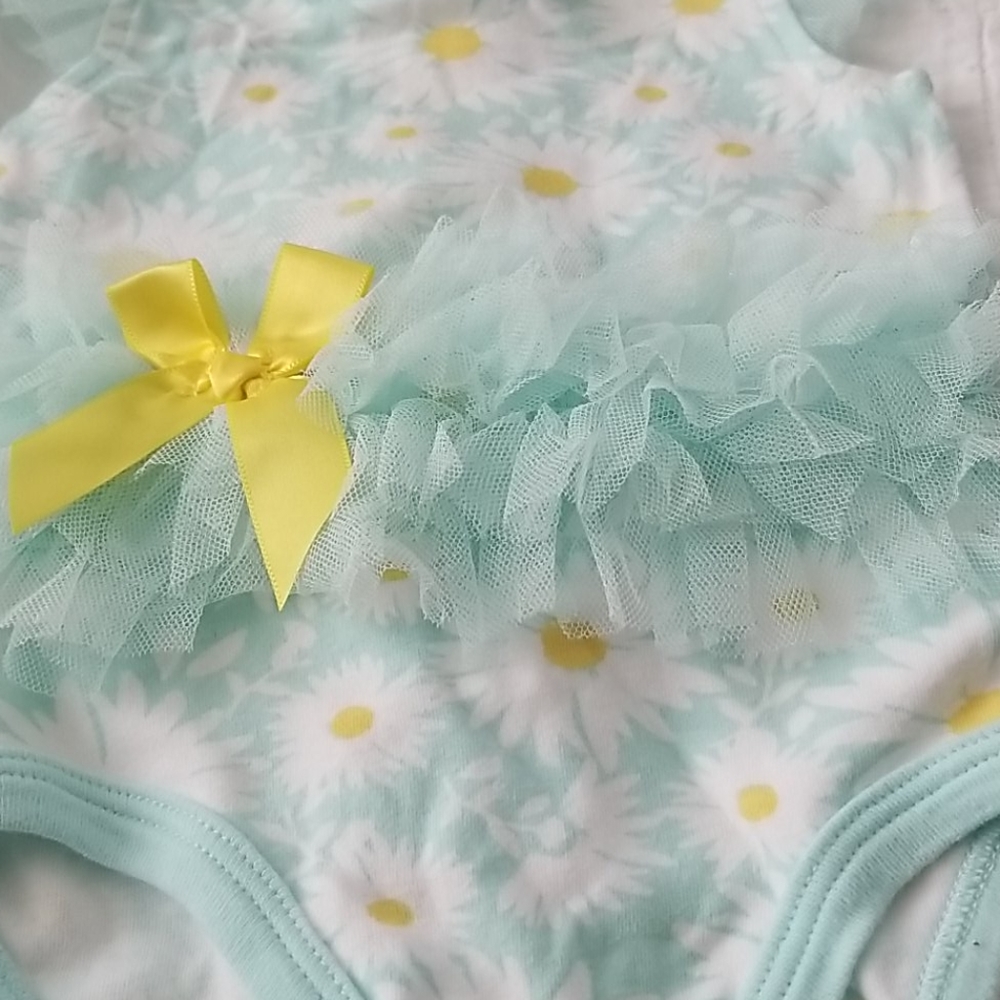 👭🏽Baby Essentials 6 months onesie.